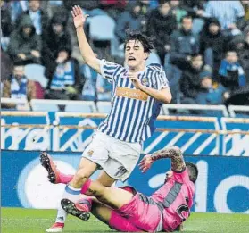  ?? FOTO: UNCITI ?? Odriozola percute en el área del Levante derribado por Luna. El árbitro dio puerta