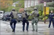  ?? PAM PANCHAK/PITTSBURGH POST-GAZETTE VIA AP ?? Police respond to an active shooter situation at the Tree of Life synagogue on Wildins Avenue in the Squirrel Hill neighborho­od of Pittsburgh, on Saturday.