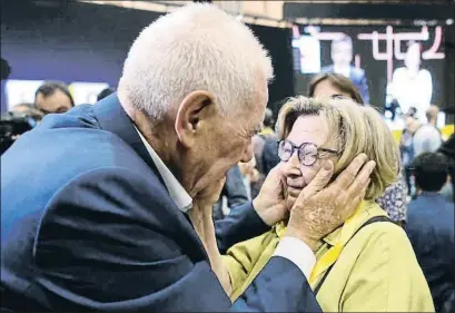  ?? JOSEP LAGO / AFP ?? Ernest Maragall celebra la victoria con su esposa