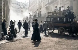  ??  ?? Photo page de gauche : Jérémie Laheurte incarne Antoine Jouin, jeune inspecteur de la brigade criminelle qui enquête sur le meurtre sordide d'une femme.
Ci-dessus : Dans Paris Police 1900,
on découvre l'atmosphère hostile de la capitale, et les tensions politiques qui y régnait à l'aube du xxe siècle.