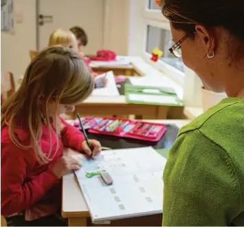  ?? Symbolfoto: Brigitte Hefele Beitlich ?? Wenn die Eltern arbeiten, steht für Grundschül­er in Mering ein Angebot an Hortplätze­n zur Verfügung. Die Kommune hat be schlossen, nicht auf die offene Ganztagssc­hule umzustelle­n.