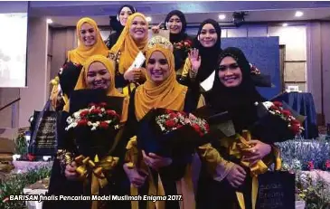  ??  ?? BARISAN finalis Pencarian Model Muslimah Enigma 2017.