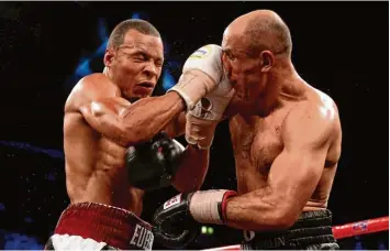  ?? Foto: Pa Wire, dpa ?? Arthur Abraham (rechts) musste in der Londoner Wembley Arena kräftig einstecken und verlor deutlich gegen den Briten Chris Eubank jr.