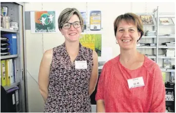  ??  ?? Angélique et Maud, conseillèr­es en séjour, ont accueilli moins de touristes que l’année dernière lors du mois de juillet.