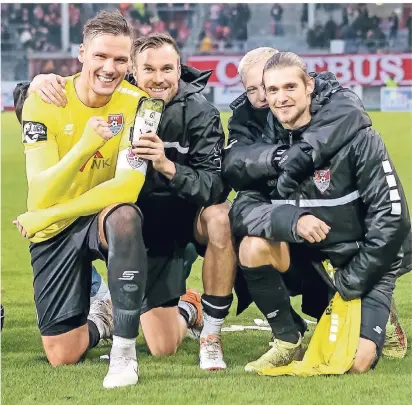  ?? FOTO: STEFAN BRAUER ?? Und so sehen Sieger aus (von links): Kapitän Christophe­r Schorch, Kevin Großkreutz, Patrick Pflücke (verdeckt) und Dennis Chessa nach dem 2:0-Erfolg in Cottbus.