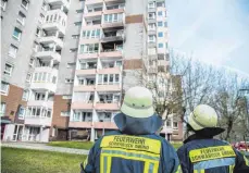  ?? FOTO: IMAGO ?? Feuerwehre­insatz bei einem Brand in Schwäbisch Gmünd. Für Hochhäuser gelten besonders strenge Sicherheit­svorschrif­ten.