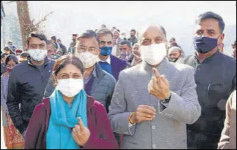  ?? BIRBAL SHARMA/HT ?? Himachal Pradesh chief minister Jai Ram Thakur with his wife Dr Sadhna Thakur outside Kurani polling booth in Mandi’s Seraj on Sunday,