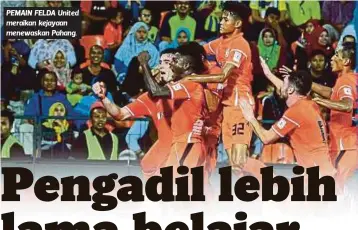  ??  ?? PEMAIN FELDA United meraikan kejayaan menewaskan Pahang.