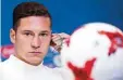  ?? Foto: dpa ?? Den Ball im Blick, das große Ganze im Hinterkopf: Julian Draxler.