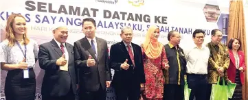  ??  ?? Peter (third left) and Said (second left) with the contributo­rs and department heads at the Sayangi Malaysiaku, Sabah Tanah Airku exhibition.