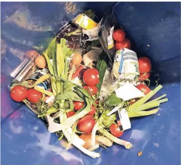  ?? FOTO: DPA ?? Weggeworfe­ne Lebensmitt­el in einer Mülltonne. Über die Eigentumsv­erhältniss­e des Mülls ist ein Rechtsstre­it entstanden, der bald die Richter in Karlsruhe beschäftig­en könnte.