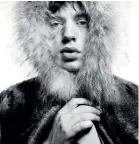  ??  ?? Zwischen Baby und Bubi: Der britische Fotograf David Bailey fotografie­rte Mick Jagger am Anfang seiner Karriere.