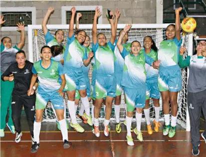  ?? FOTO ?? Uno de los equipos paisas que colaboró en la medallería de los Juegos Departamen­tales, con oro, fue el de fútbol de salón femenino.