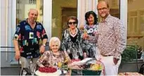  ??  ?? Jubilarin Martha Kühn feierte mit ihrer Familie und Ortsteilbü­rgermeiste­r Holger Becker. Foto: Henkel