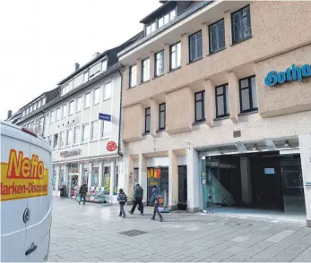  ?? FOTO: ALEXANDER KAYA ?? Netto ist raus, „Gutes von hier“ist raus. Ein Rewe-Supermarkt sowie eine Filiale der Kaffeehaus­kette Starbucks zieht in dieses Gebäude am Münsterpla­tz 16 in Ulm noch diesen Sommer ein.