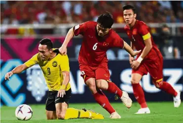  ?? — AFP ?? No bite: Malaysia’s forward Norshahrul Idlan Talaha (left) vying for the ball with Vietnam’s midfielder Luong Xuan Truong during the AFF Suzuki Cup Group A match at My Dinh Stadium in Hanoi yesterday.