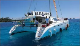  ??  ?? Catamaran Pizza est devenu une adresse flottante prisée aux Lérins.