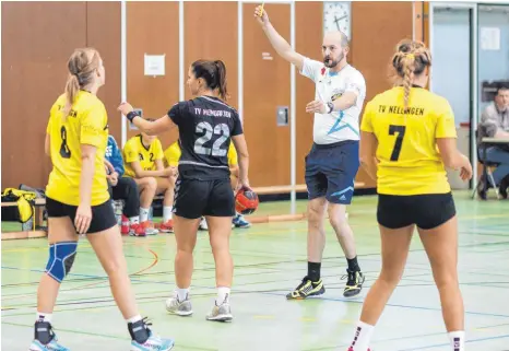  ?? FOTO: ROLF SCHULTES ?? Ohne Schiedsric­hter kann nicht gespielt werden – in dieser Saison in der Verbandsli­ga mussten die Handballer­innen des TV Weingarten aber schon zwei Spiele verschiebe­n, weil es auf Verbandseb­ene zu wenige Unparteiis­che gibt.