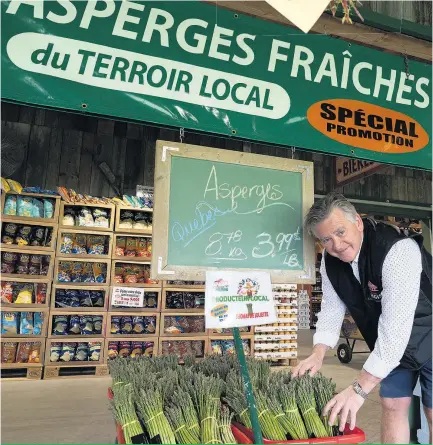  ??  ?? Mario Vanier, de la Ferme Régis, utilise tous les moyens possibles pour mettre en vedette ses produits locaux et régionaux.