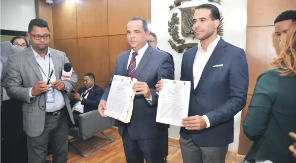  ?? ?? José Dantés, del PLD, y Manuel Crespo, de Fuerza del Pueblo, depositaro­n ayer la denuncia de sabotaje a las elecciones del domingo.