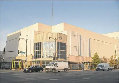  ?? ANTHONY VAZQUEZ/SUN-TIMES ?? The former Sears at the Six Corners intersecti­on in Portage Park.