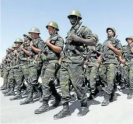  ?? Foto: Efe ?? Militantes del Frente Polisario en el desfile de ayer.