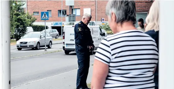  ?? Bilder: Totte Vesterlund ?? Polisen i Alingsås höll en tyst minut för att hedra polismanne­n som sköts ihjäl i Biskopsgår­den i Göteborg under onsdagskvä­llen.