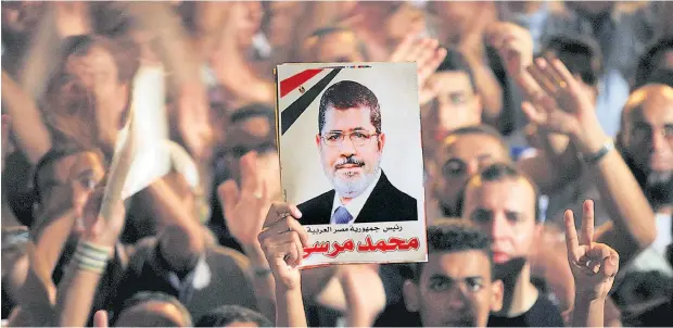  ??  ?? Damals war die Welt der Muslimbrud­erschaft noch in Ordnung: 2012 jubeln Anhänger auf dem Tahrir-Platz „ihrem“Präsidente­n Mohammed Morsi zu.