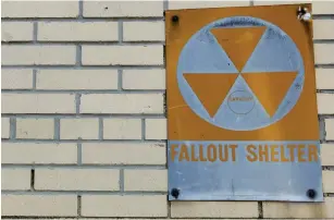  ?? (Brendan McDermid/Reuters) ?? A YELLOW sign for a nuclear fallout shelter is seen on a building in Brooklyn earlier this month.
