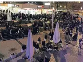  ?? FOTO: UWE MISERIUS ?? 400 bis 500 Fans des FC Zürich sammelten sich auf dem Rathaus-Vorplatz und zogen von da aus zur BayArena.