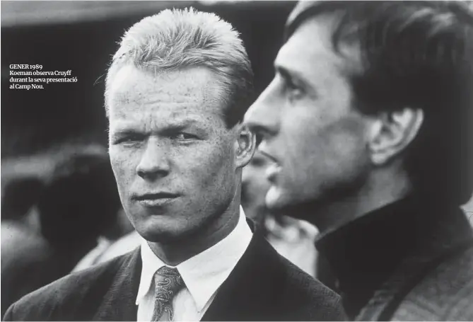  ?? Jordi Cotrina ?? GENER 1989
Koeman observa Cruyff durant la seva presentaci­ó al Camp Nou.