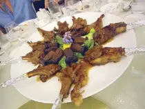  ??  ?? Crowd favorite: Pan-fried lamb chops Veggie good: Deep-fried pechay Authentica­lly Chinese: Deep-fried pigeon