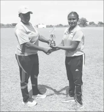  ??  ?? Ashmini Munisar (right) collects her player of the match award from National seamer Erva Giddings.