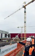  ??  ?? Lavori A destra: il cantiere all’interno del Kilometro Rosso. Sopra: Monica Santini, presidente di Servizi Confindust­ria