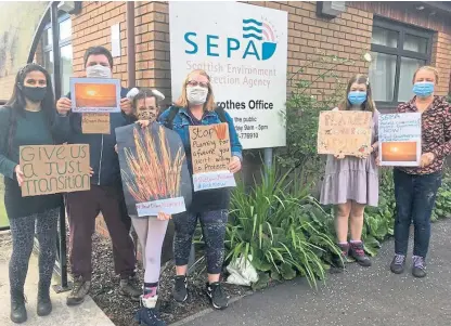  ??  ?? Protesters outside the Scottish Environmen­t Protection Agency offices in Glenrothes.