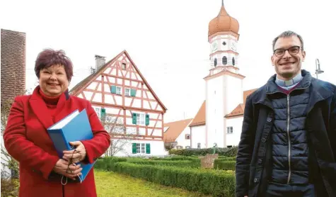  ?? Foto: Peter Wieser ?? Bei der „Sommerresi­denz“von Burgaus Stadtpfarr­er Simon Stegmüller – dem Limbacher Pfarrhof – sind die Sanierungs­maßnahmen größtentei­ls abgeschlos­sen. Kirchen‰ pflegerin Mathilde Egenberger hat sie federführe­nd begleitet.