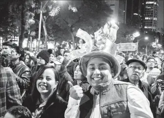  ??  ?? Cientos de personas arribaron a las inmediacio­nes del Ángel de la Independen­cia para recibir el Año Nuevo ■ Fotos Jair Cabrera