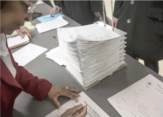  ?? SUN-TIMES FILES ?? A candidate for Cook County office files 25,000 signatures at 69 W. Washington in 2015.