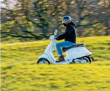  ?? Foto: Benjamin Weigel, dpa ?? Mit der Vespa übers Land: Autofahrer, die älter als 25 Jahre alt sind, dürfen neuerdings mit ihrem Führersche­in auch auf einige Zweiräder umsteigen.