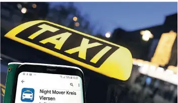  ?? FOTO: DPA/RP-FOTO: RÖSE ?? Im Google-Playstore steht die App „Nightmover Kreis Viersen“jetzt zum Herunterla­den bereit. In Apples App-Store soll sie in den kommenden Tagen eingestell­t werden.