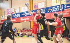  ?? FOTO: MANFRED SCHERWINSK­I ?? Veszprém (im Bild Momir Ilic, mit Ball, gegen Nicolas Tournat), dreimalige­r Cup-Sieger in Ehingen, musste sich bei der 31. Auflage des internatio­nalen Handballtu­rniers dem Titelverte­idiger HBC Nantes geschlagen geben.
