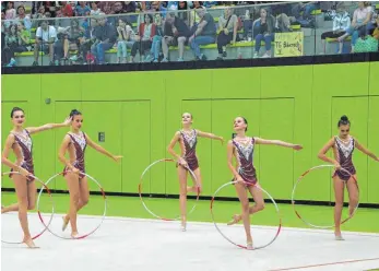  ?? FOTO: KRISTINA ALLERDINKS ?? Die fünf Gymnastinn­en der TG Biberach holten sich Platz drei im Gruppen-Wettkampf.