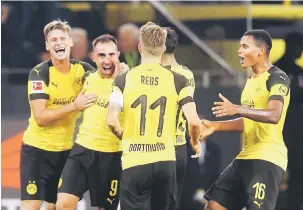  ??  ?? MENYERLAH: Alcacer ( dua kiri) meraikan gol jaringanny­a bersama rakan sepasukan pada aksi Bundesliga di antara Dortmund dan Eintracht di Signal Iduna Park.