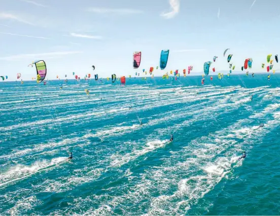  ??  ?? Ci-dessus : la ligne est ouverte, c'est parti pour 10 km sur le même bord ! ©Jean Marc Cornu En haut, à droite : après le défi kite, le défi night ! © Jean Souville Au-dessous : un bon petit Bier Pong, ça lance une soirée. © Jean Marc Cornu Ci-contre :...