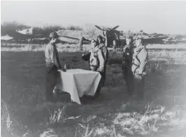  ??  ?? PARA DARSE VALOR.
Aquí vemos a unos pilotos suicidas japoneses bebiendo sake antes de subirse a sus aviones. Era un ritual y también una forma de vencer el miedo. Muchos no lo lograban y volvían a la base con cualquier excusa, o huían y se escondían...