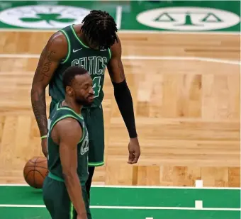  ?? STuART cAHiLL PHoTos / HeRALd sTAFF ?? ANOTHER TOUGH ONE: Sad faces and bowed heads from Kemba Walker and Robert Williams tell the story of the Celtics’ 107-96 loss to the Sacramento Kings.