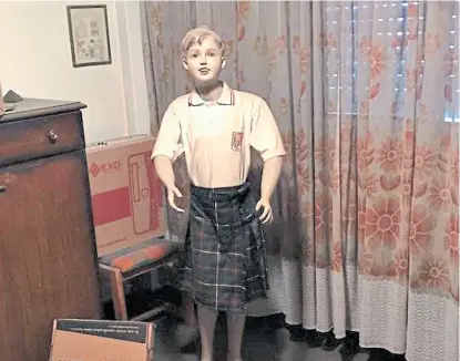  ?? Policía de la ciudad ?? En la casa del sospechoso fue secuestrad­o un maniquí con uniforme escolar