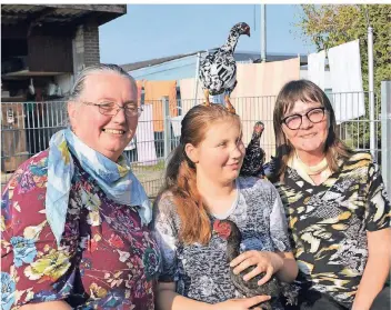  ??  ?? Martina Szameitat (v.l.), Christina Szameitat und Astrid Wegling vom Kleintierz­uchtverein Elmpt mit Hennen der Rasse Ko Shamo, eine japanische Hühnerrass­e.