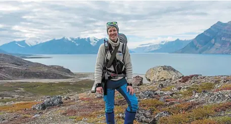  ?? | PHOTO : ALEXEY SEAFARER ?? Heïdi Sevestre est une scientifiq­ue de l’extrême, qui a choisi de consacrer sa vie à étudier les glaciers. Sur cette photo, elle se trouve au Groenland, entre l’Atlantique Nord et l’océan Arctique.