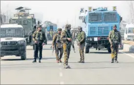  ?? WASEEM ANDRABI /HT FILE ?? Paramilita­ry soldiers block a road leading to the site of a gunbattle in Srinagar.